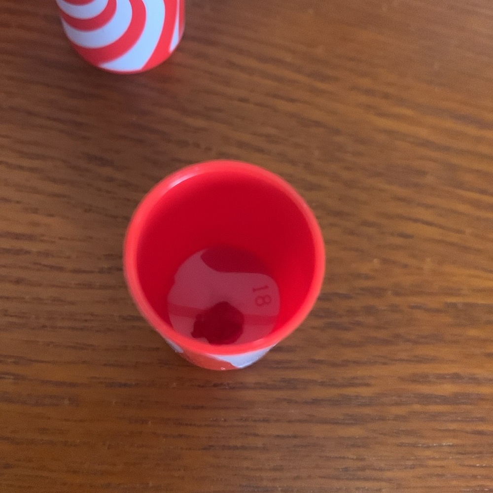 Clinique Bold Red Lipstick with Swirl Design cherry pop - Picture 3 of 3